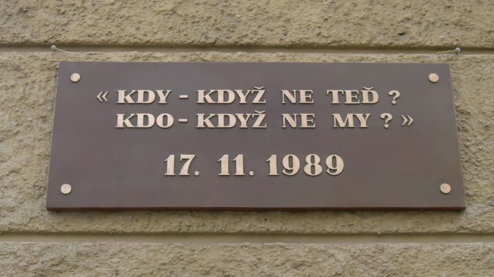 Pamětní deska na Albertově